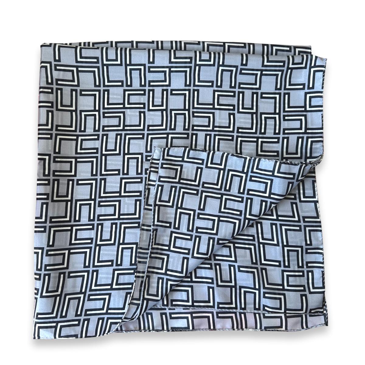 Svijetloplava svilena marama s geometrijskim uzorkom 70x70